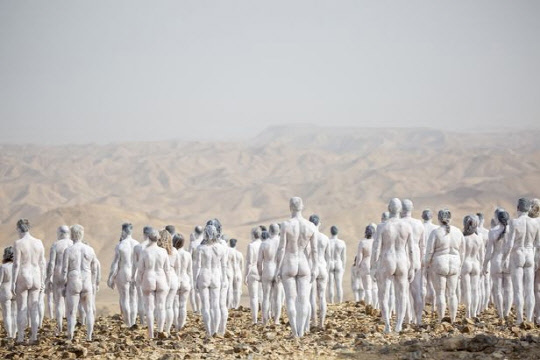 이스라엘 남부 사해 옆 황무지에서 진행된 200명의 누드촬영.    [AP 연합뉴스]